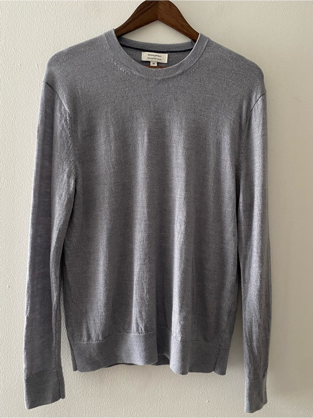 Banana Republic Men's Light Gray Crewneck lightweight Sweater 100% Wool
